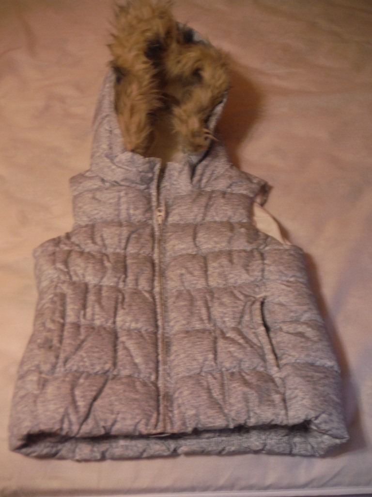 Gap Kids hooded puffy vest - size medium (8)
