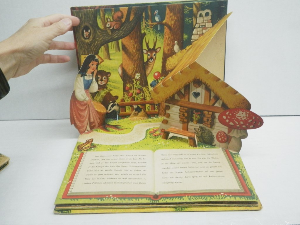 Image 2 of Schneewittchen, pop up book, 1960