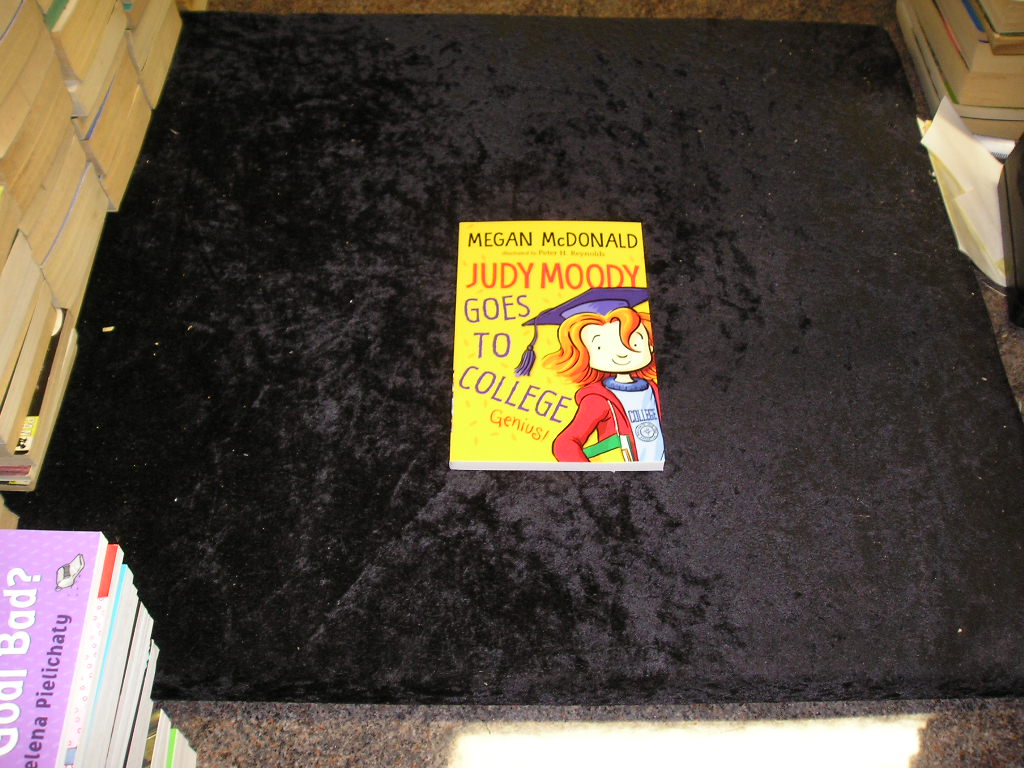 Image 0 of Judy Moody Goes to College