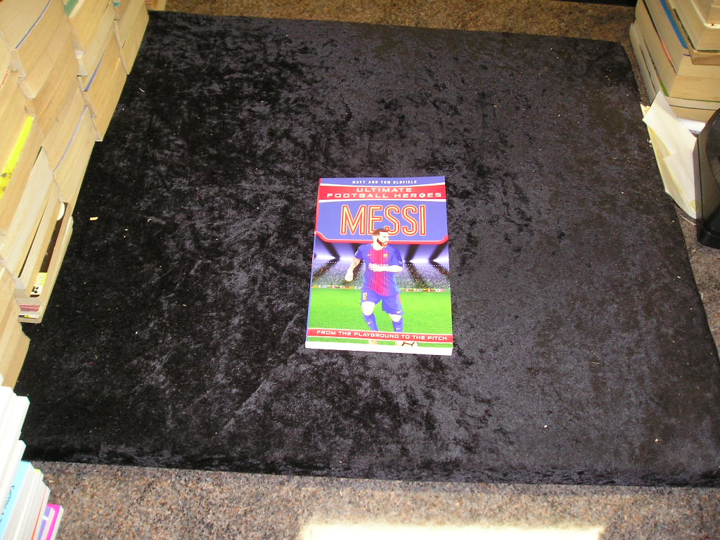 Image 0 of Messi: From the Playground to the Pitch (Heroes)