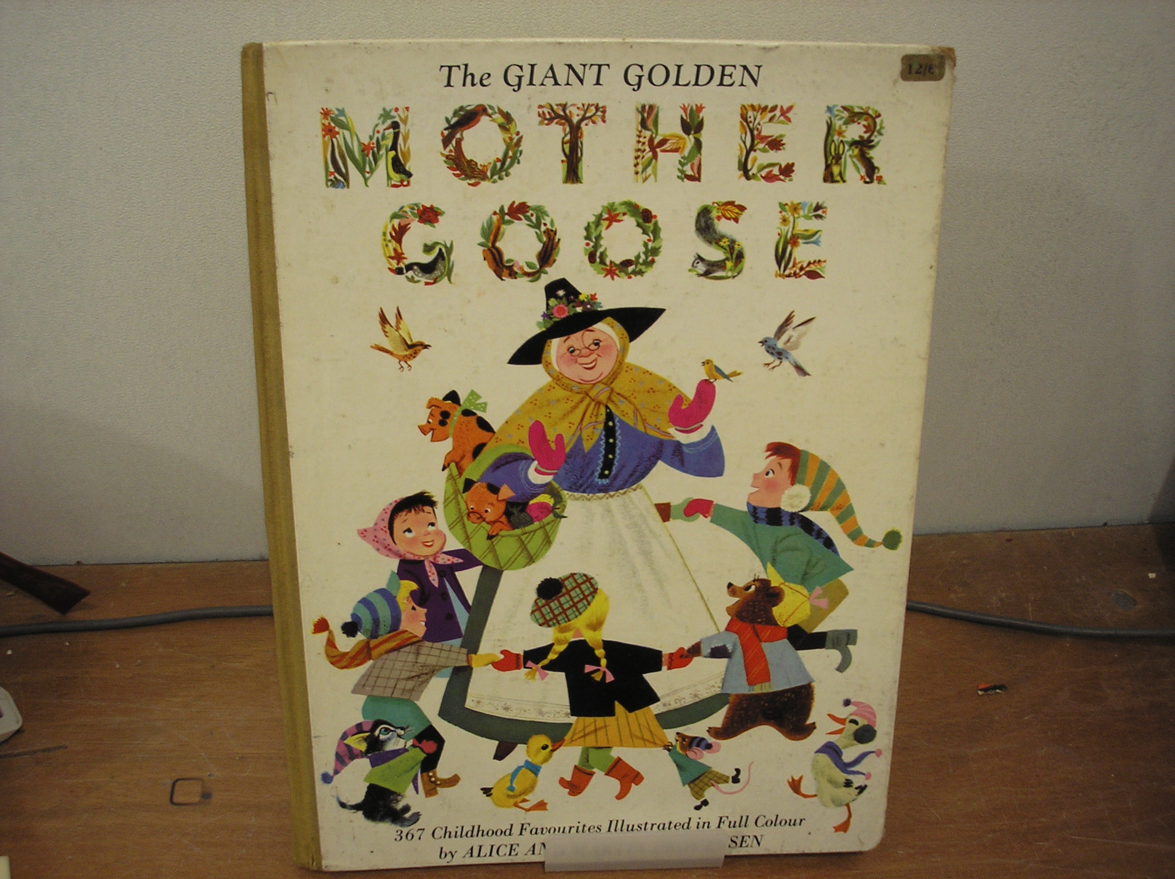 Image 0 of The Giant Golden Mother Goose - 367 Childhood Favorites Illustrated in Full Colo