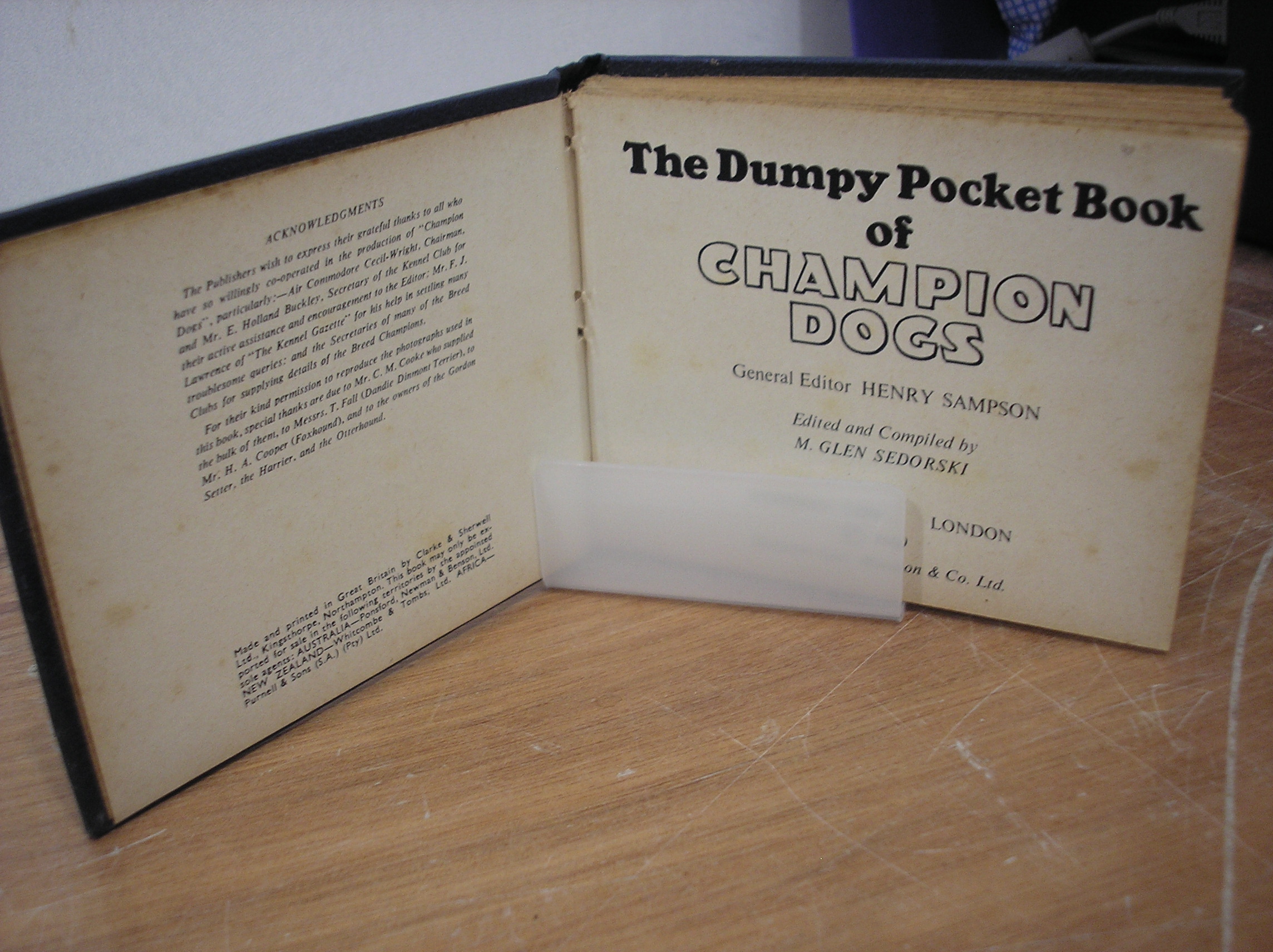 Image 0 of The Dumpy Pocket Book of Champion Dogs