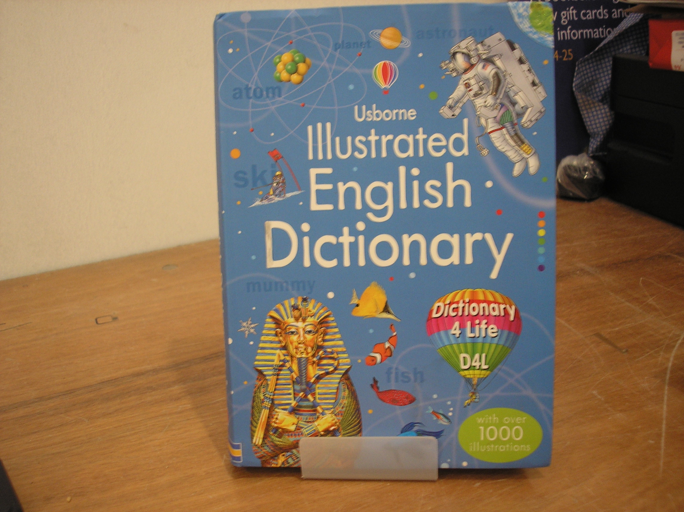 Image 0 of Usborne Illustrated English Dictionary