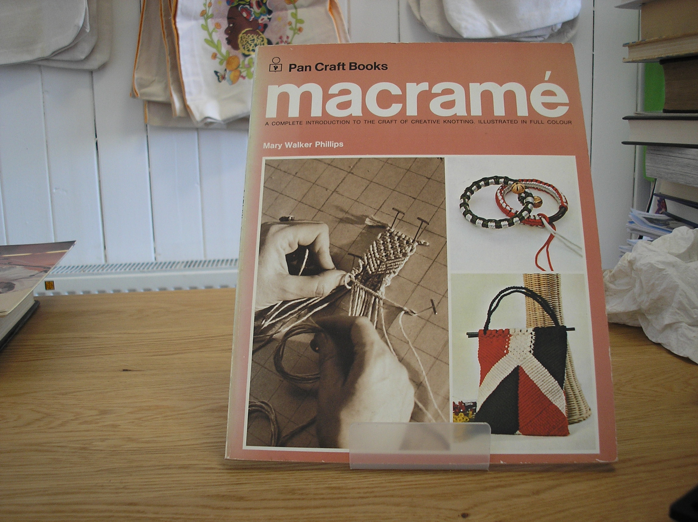 Image 0 of Macrame A Complete Introduction to the craft of creative knotting