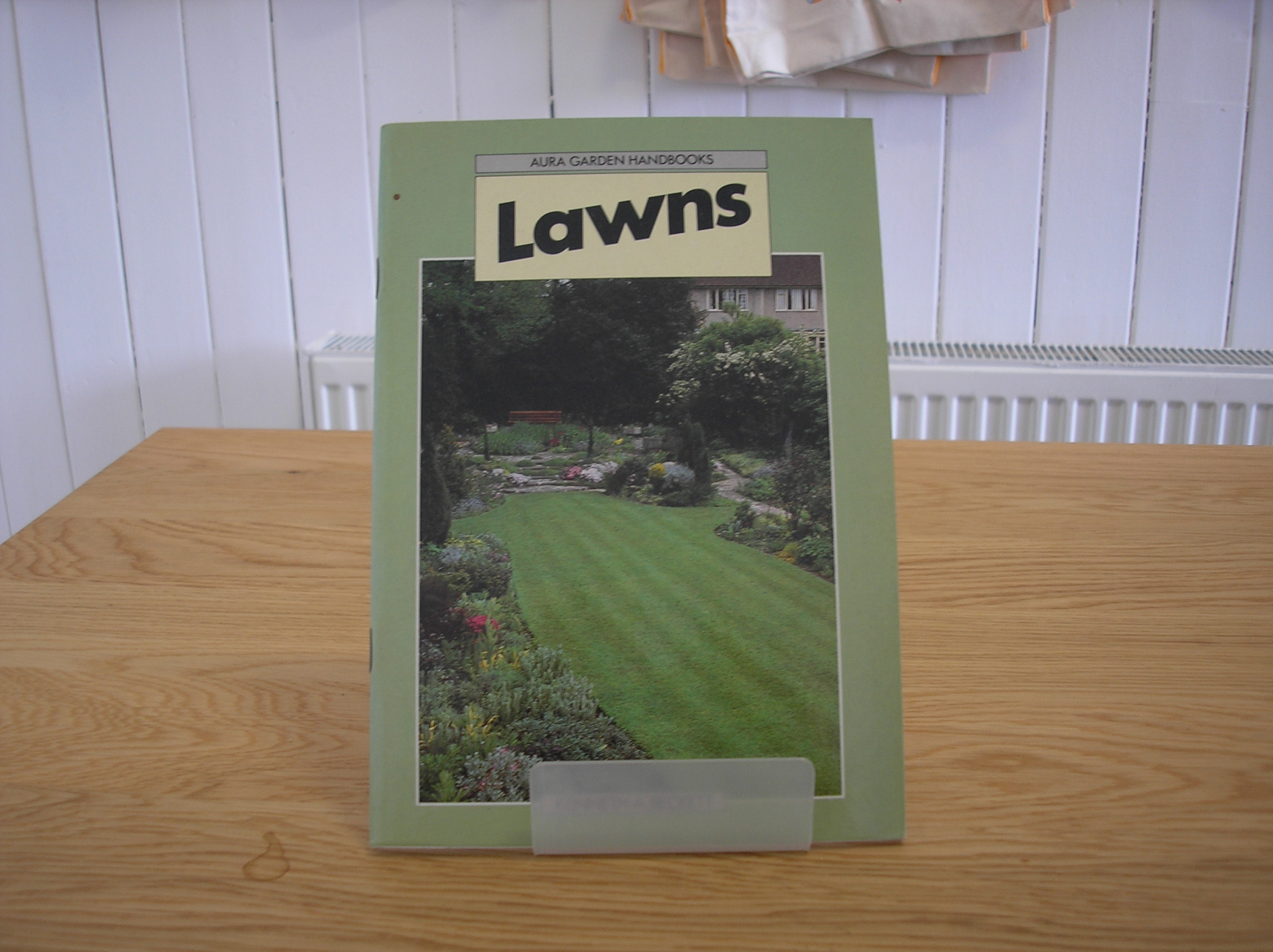 Image 0 of Aura Garden Handbooks Lawns