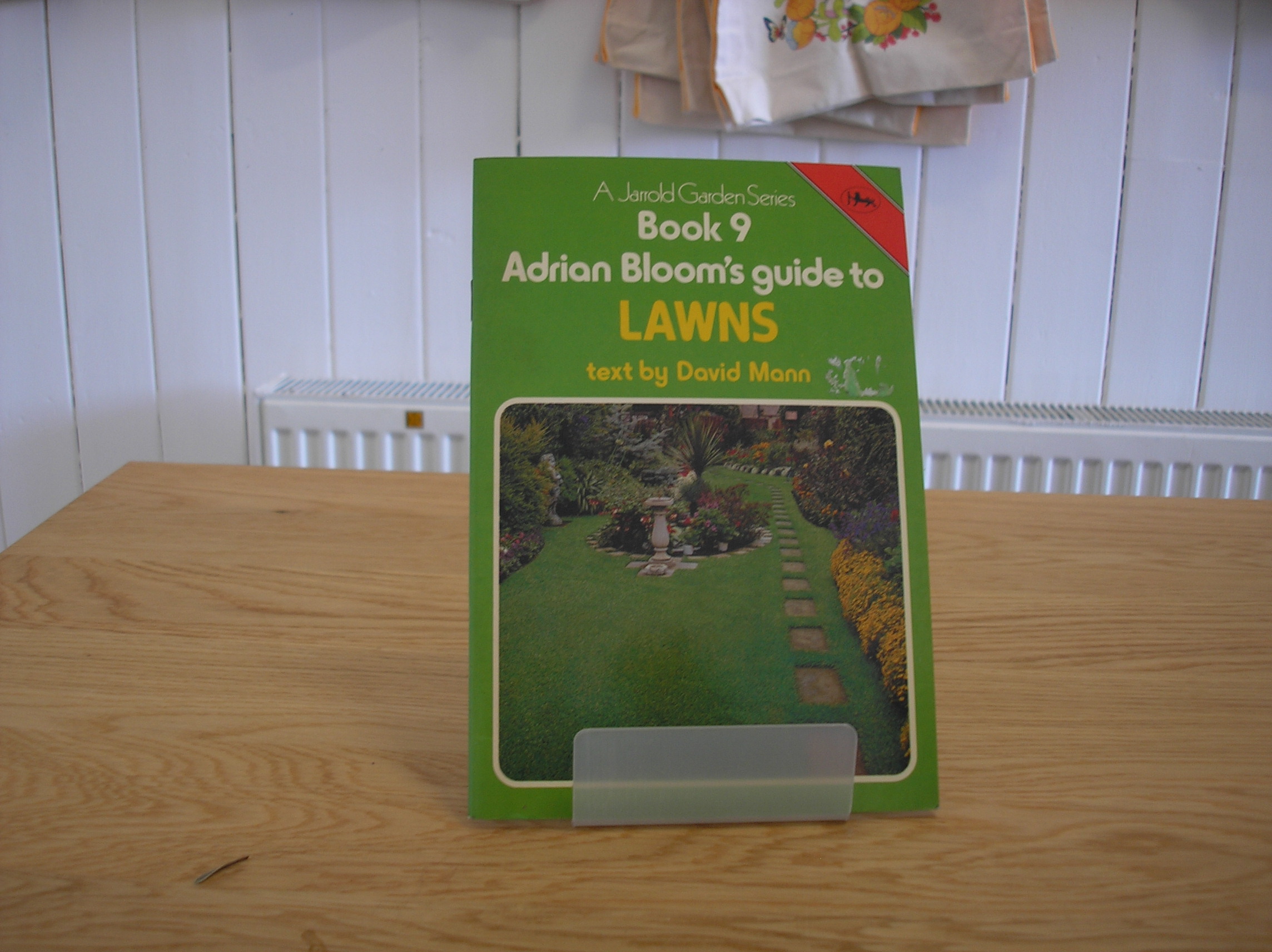 Image 0 of Adrian Bloom's guide to Lawns Book 9