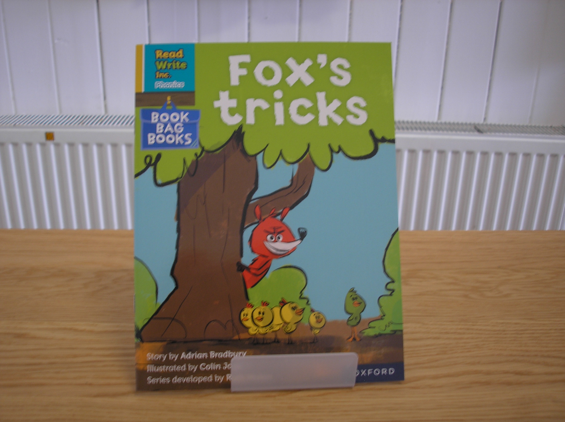 Image 0 of Read Write Inc. Phonics: Fox's tricks (Yellow Set 5 Book Bag Book 1)