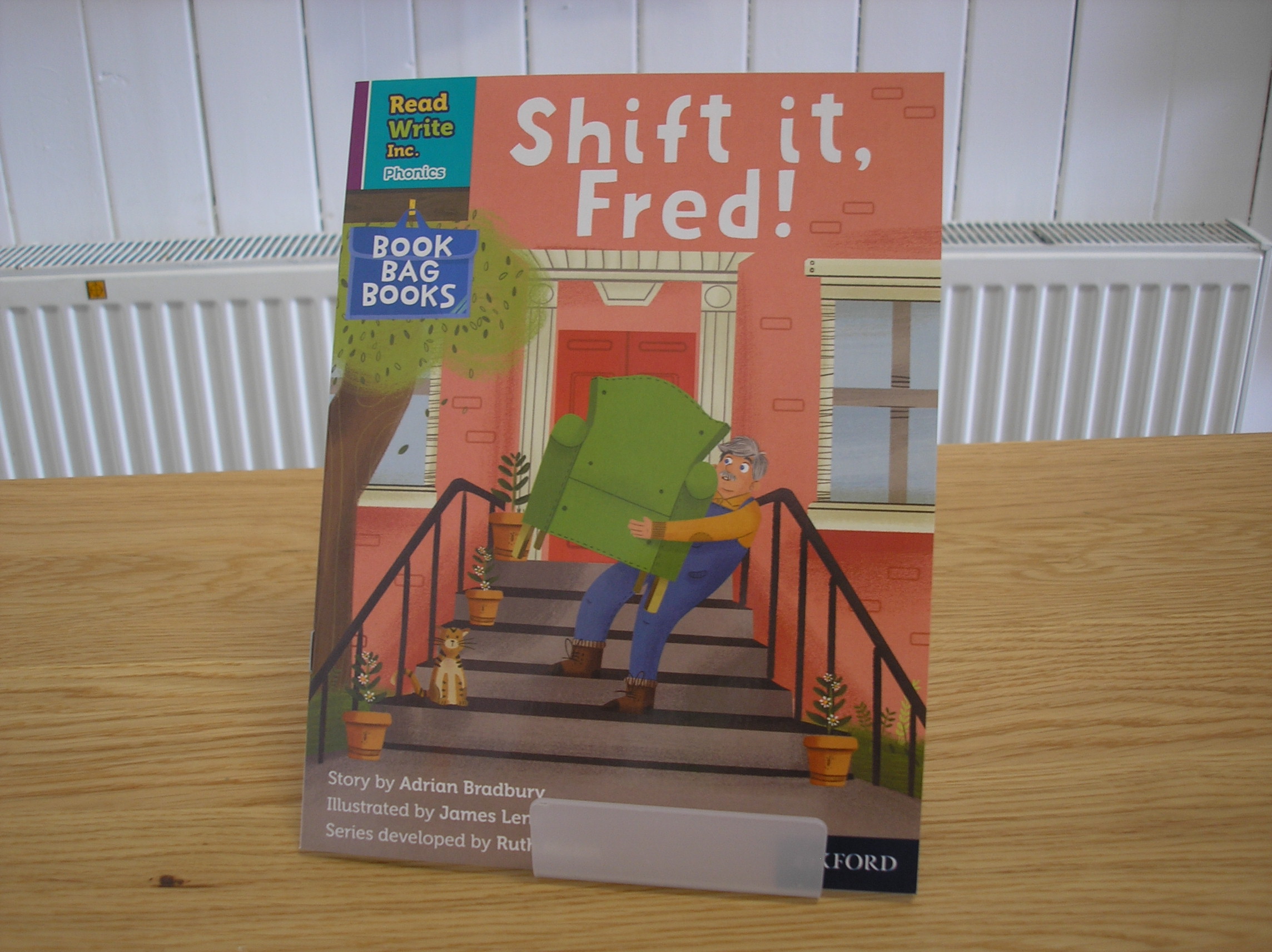 Image 0 of Read Write Inc. Phonics: Shift it, Fred! (Purple Set 2 Book Bag Book 8)
