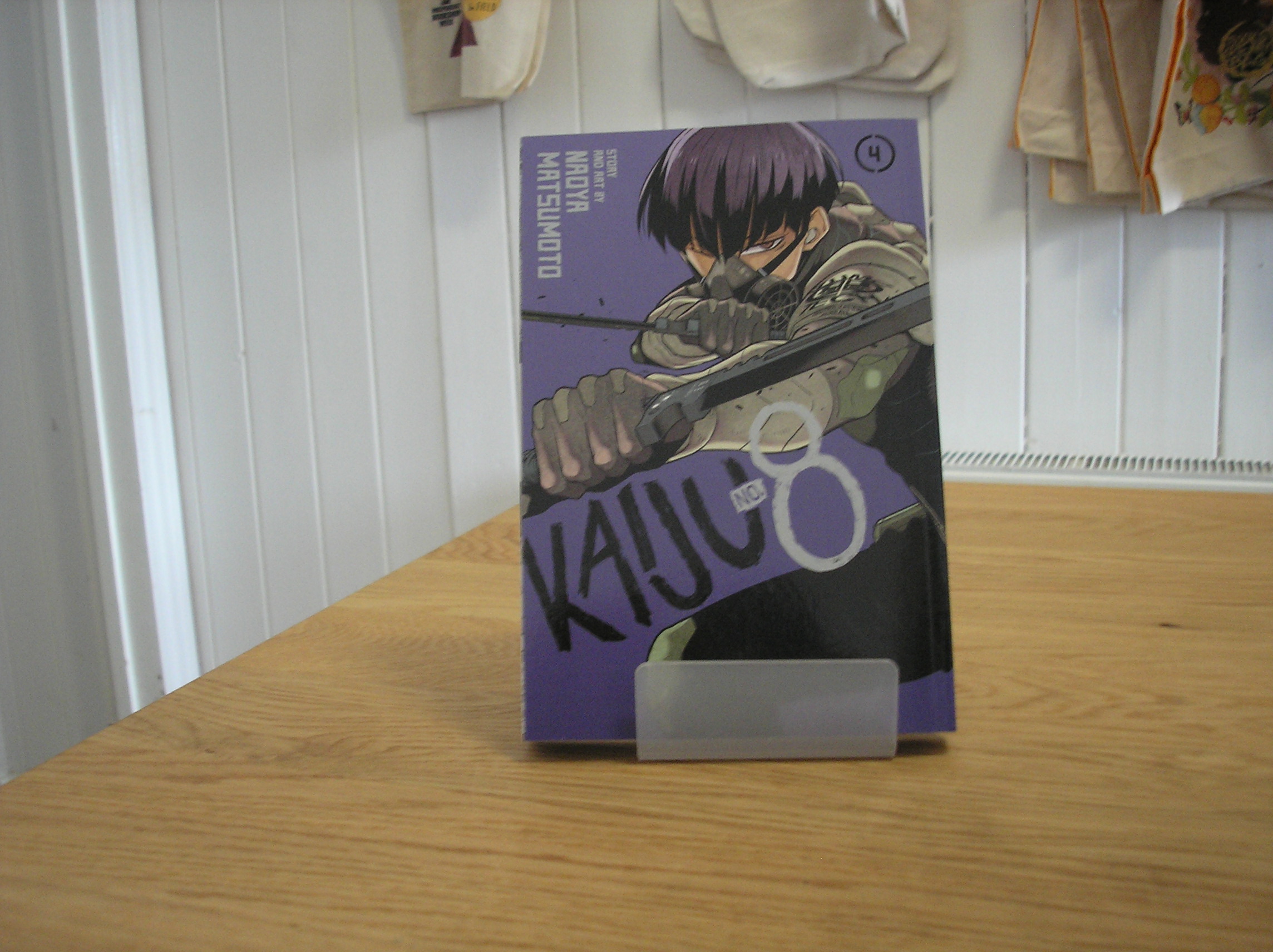 Image 0 of Kaiju No.8 Vol 4
